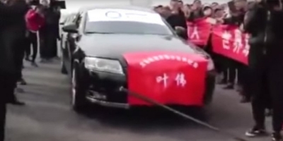 Китаец отбуксировал семь автомобилей своими гениталиями