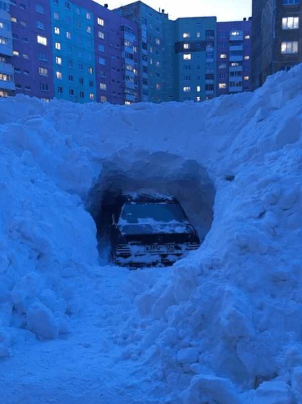 Почему надо вовремя освобождать свои автомобили из снежного плена