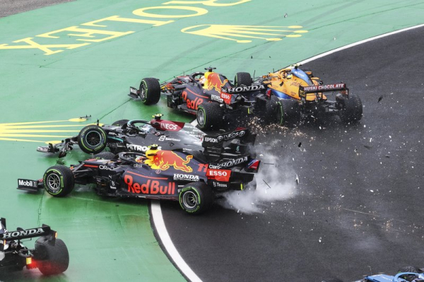 Искры, взрывающиеся шины и обгоны на последнем круге. Лучшие кадры эпичного сезона «Формулы-1»