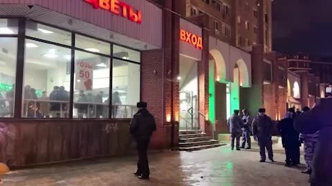 
        В Москве на Таганке захватили в заложницы продавщицу цветочного магазинчика    
