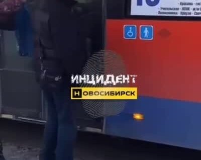
В Новосибирске водитель автобуса вместе с кондуктором обматерили и избили пассажира    