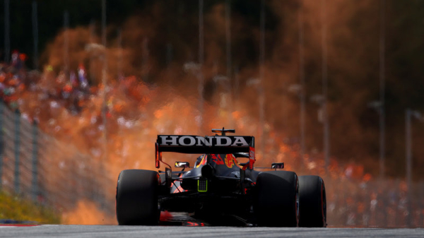 Искры, взрывающиеся шины и обгоны на последнем круге. Лучшие кадры эпичного сезона «Формулы-1»