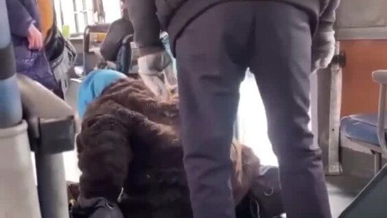 
В Хабаровском крае водитель автобуса выбросил пенсионерку из автобуса    