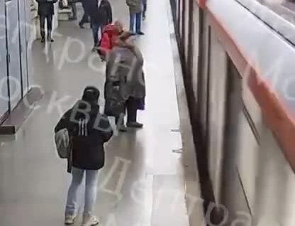 
В московском метро мужчина столкнул подростка под поезд    