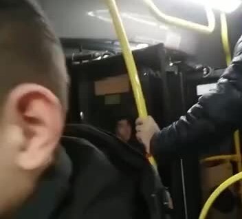 
Мужчина подрался с шумными подростками в автобусе    