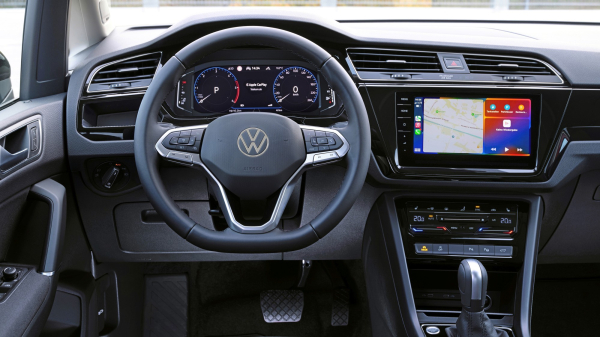 VW Touran отмечает 20-летие обновками: больше сенсоров в салоне и богаче оснащение