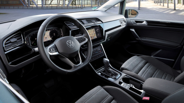 VW Touran отмечает 20-летие обновками: больше сенсоров в салоне и богаче оснащение