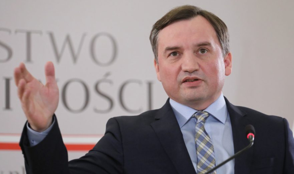 Польский министр Зебро пришел на пресс-конференцию с пистолетом