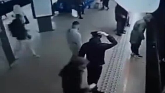 
Мужчина умышленно толкнул женщину на пути под прибывающий поезд    