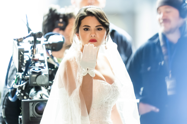 
Радость для фанатов: Селена Гомес покрасовалась в свадебном платье (фото)
