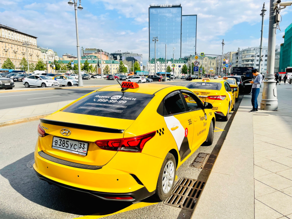Больше 5 тысяч за 8 часов: доход таксистов в России раскрыли аналитики