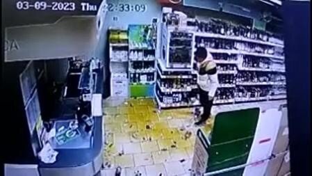 
Снимала стресс: женщина разгромила стойку с алкоголем в магазине    